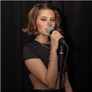 Doy clases particulares presenciales y online de canto tanto en ingles como en español. Tengo más de 5 años de experiencia